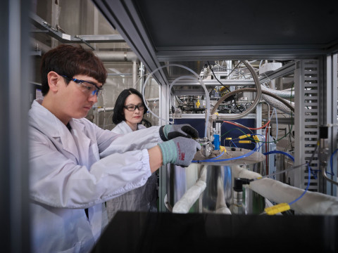 Researchers at KIER are conducting experiments with an innovative catalyst to advance clean energy s
