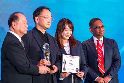 LG CNS 디지털AX담당 이승찬 상무(왼쪽에서 두 번째)가 11일 대만 타이베이에서 열린 ‘아시아·오세아니아 정보산업기구(ASOCIO) 어워드 2025’에서 ‘ESG 어워드’를 