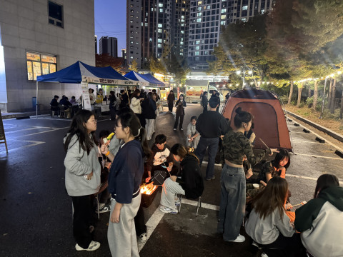 ‘M.O.U 캠핑페스티벌’에 참여한 청소년들이 불멍과 함께 체험부스와 MBTI 텐트존을 즐기고 있다