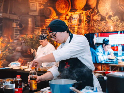 ‘2025 한식요리대회: 장(醬)’의 우승은 브라질의 국민음식인 ‘페이조아다’와 한국 된장을 결합한 요리를 선보인 가브리엘 바치스타(사진)에게 돌아갔다(제공=주브라질한국문화원)