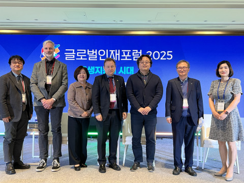 오른쪽부터 박화춘 한국직업능력연구원 글로벌협력센터장, 신종각 한국고용정보원 부원장, 반가운 한국직업능력연구원 동향·데이터분석센터장, 게오르크 슈미트 주한 독일대사관 대사, 고혜원 