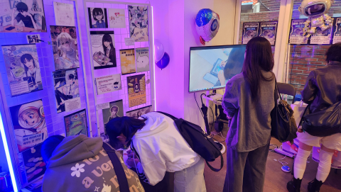 청소년들의 언어로 표현한 ‘경제 리터러시’ 작품을 감상하는 사람들