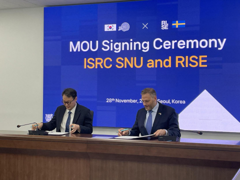 서울대학교 반도체공동연구소와 RISE 스웨덴국립연구원이 MOU를 체결하고 있다