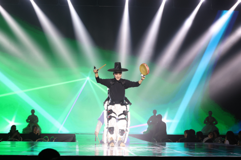 융합의 서곡에서 엔젤로보틱스의 웨어러블 로봇 ‘M20’을 착용한 김평호 예술감독이 감격스러운 첫 걸음을 내딛고 있다