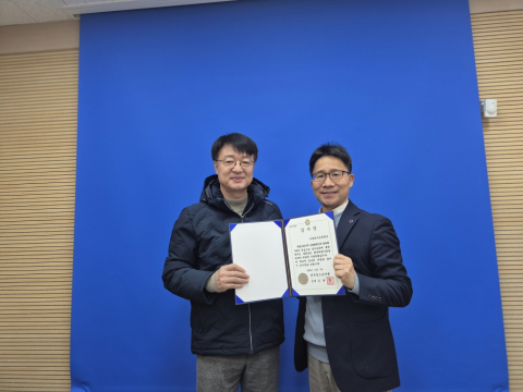 서울당서초등학교(교장 이성순)에 감사장을 전달한 뒤 기념 촬영을 하고 있다