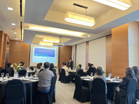 이트렌코텍 민경찬 대표가 회사 비전 설명으로 행사 시작을 알리고 있다