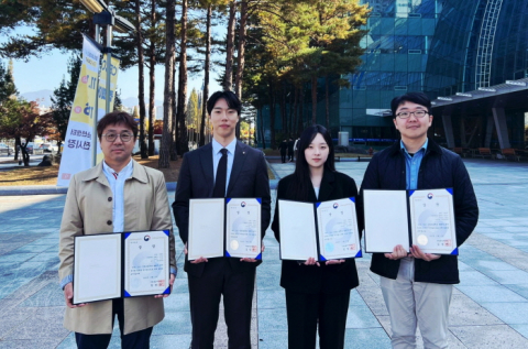 왼쪽부터 박주신 삼성중공업 구조연구그룹장, 양희영 서울대 조선해양공학과 박사과정생, 김이은 서울대 조선해양공학과 박사과정생, 김도균 서울대 조선해양공학과 교수