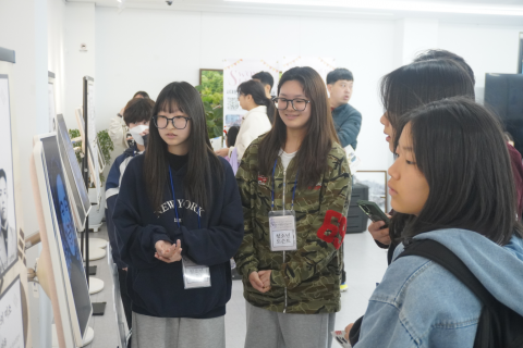 전시를 기획한 청소년들이 전시장을 찾은 관람객에게 작품 제작 과정과 의미를 설명하고 있다