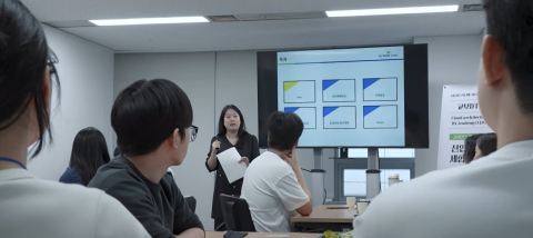 교육생들이 교보DTS에 방문해 교육팀 담당자(이은지 대리)로부터 소프트스킬 역량 강화 프로그램을 수강 중인 모습