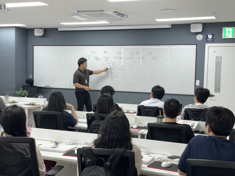 프로젝트 수행 전 현직자(이승훈 과장)와 함께 연구세미나에 참여하고 있는 모습