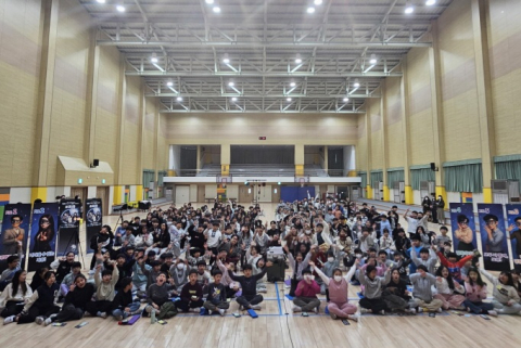 공연 후 배우와 관객이 함께 기념촬영을 하고 있다