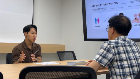 박민철 대표의 실제 오프라인 컨설팅 장면(중년 남성 대상 메이크오버 컨설팅)