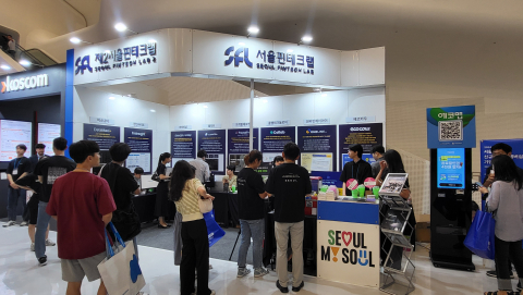 지난해 코리아 핀테크 위크 2024에서 서울핀테크랩, 제2서울핀테크랩 운영진들과 입주 기업들이 공동 전시 부스를 통해 참관객들과 소통하며 기업을 홍보하고 있는 장면