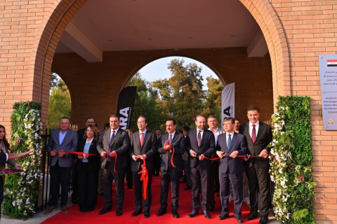 17일(현지 시간) 이라크 아르빌주 아르빌시 사미 압둘라흐만 공원 안에 위치한 자이툰 도서관 개보수 완료식에서 주요 참석자들이 테이프를 커팅식을 하고 있다