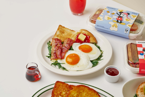 굿모닝 브런치(Good Morning Brunch). 버터와 딸기잼을 곁들인 브리오슈 토스트 위에 반숙 프라이드에그와 베이컨을 더한 클래식한 모닝 플레이트