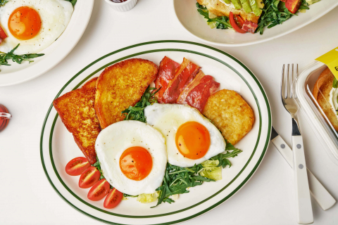 아메리칸 브런치(American Brunch). 프렌치토스트·베이컨·해시포테이토·반숙 프라이드에그가 조화를 이뤄 달콤짭짤한 브런치 플레이팅