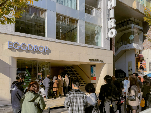 도쿄 아오야마 에그드랍 매장 앞, 오픈을 기다리는 대기 줄과 현지 고객들의 뜨거운 반응