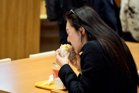 에그드랍 매장에서 샌드위치를 즐기는 고객