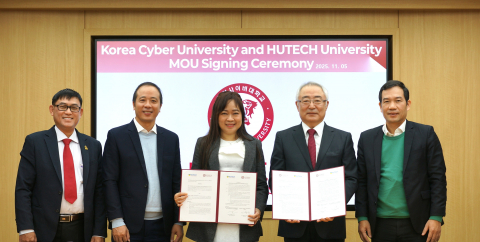 양 기관 관계자들이 MOU 체결 후 기념 촬영을 하고 있다