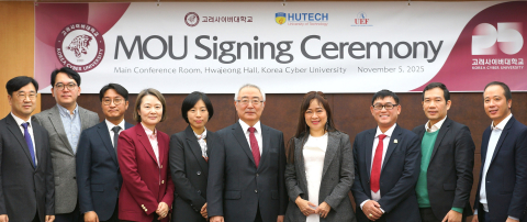 고려사이버대학교와 호치민기술대학교(HUTECH) 관계자들이 협약식 후 단체 기념사진을 촬영하고 있다