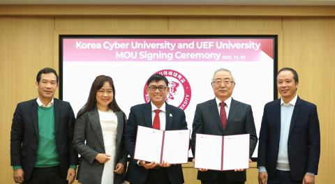 양 기관 관계자들이 MOU 체결 후 기념 촬영을 하고 있다