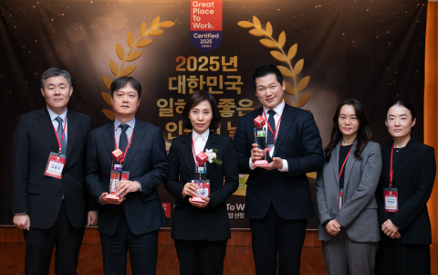 메리어트 인터내셔널이 GPTW ‘2025 한국에서 가장 일하기 좋은 기업’ 인증 및 특별상 3개 부문에서 수상했다. 왼쪽부터 메리어트 인터내셔널 코트야드 메리어트 보타닉파크 김병석 인사부장, 신봉권 인사상무이사, 코트야드 메리어트 수원 송영주 총지배인, AC 호텔 바이 메리어트 금정 황현 대리, 손정화 코트야드 타임스퀘어 인사팀장, 박성은 메리어트 이그제큐티브 아파트먼트 인사팀장