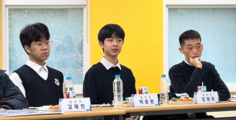 ‘제3회 청소년모의주식투자대회 및 투자발표회’ 참가 청소년들에게 멘토링이 진행되고 있다