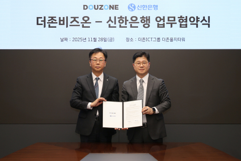 더존비즈온과 신한은행은 28일 서울 중구 더존을지타워에서 ‘ERP 뱅크인(Bank-In) 플랫폼 구축을 위한 전략적 업무협약(MOU)’을 체결했다. 왼쪽부터 신한은행 이봉재 부행장