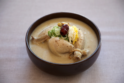 한국민속촌이 전통 간편식 ‘들깨삼계탕’을 일본으로 수출했다