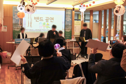 ‘유스톡 프로젝트’ 참가 청소년들이 함께 연습한 곡을 수료식 무대에서 선보이고 있다