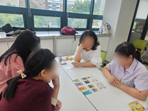 상반기 자조모임에 참여한 보호자들이 보드게임을 활용한 감정 표현 방법을 연습하고 있다