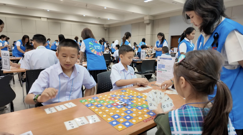 ‘All Star Intelligent Contest 2025’ 대회에 참가한 태국 학생들이 콘센트에듀의 융합형 수학 보드게임 ‘숫자전쟁’으로 대결을 펼치고 있다