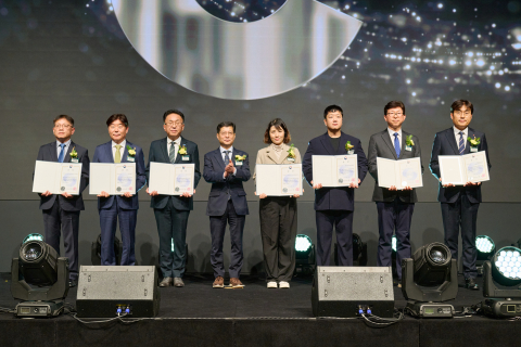 포스코스틸리온이 2025 지역사회공헌 인정의 날에서 보건복지부 장관상을 받았다(왼쪽 첫번째 윤석철 포스코스틸리온 컬러마케팅실장)