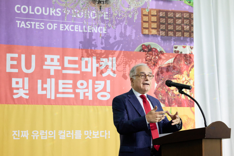 H.E. 우고 아스투토(H.E. Ugo Astuto) 주한 유럽연합 대사가 ‘EU 푸드 마켓 & 네트워킹’ 행사에서 환영사를 전하고 있다. 아스투토 대사는 EU 농식품의 품질, 정