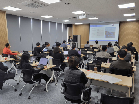 경량항공기 안전관리 담당자들이 발표를 진행하고 있다