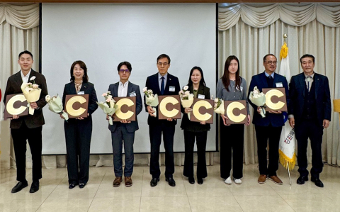 한국보훈복지의료공단을 대표해 ESG 부서(왼쪽에서 다섯 번째)에서 지역사회공헌 인정 수여식 행사에 참여해 인정패를 수여받았다