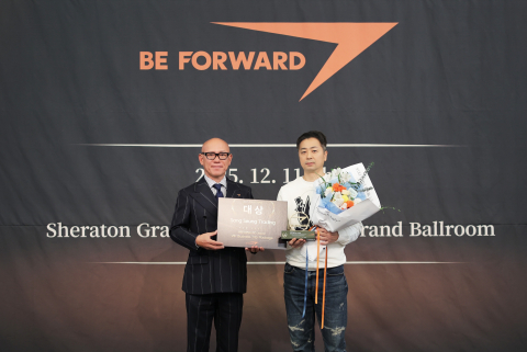 야마카와 히로노리 일본 본사 대표이사(왼쪽)와 대상을 차지한 Sang Seung Trading 대표가 기념사진을 촬영하고 있다