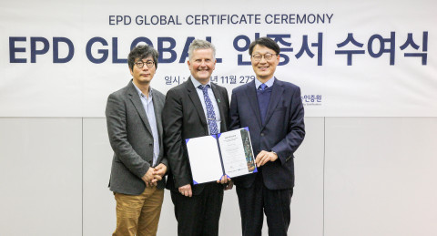 왼쪽부터 이철규 한국철도기술연구원 수석연구원, 호콘 하우안 EPD 글로벌 대표, 정호영 현대로템 플랫폼개발센터장이 EPD 인증서 수여식 기념 촬영을 하고 있다