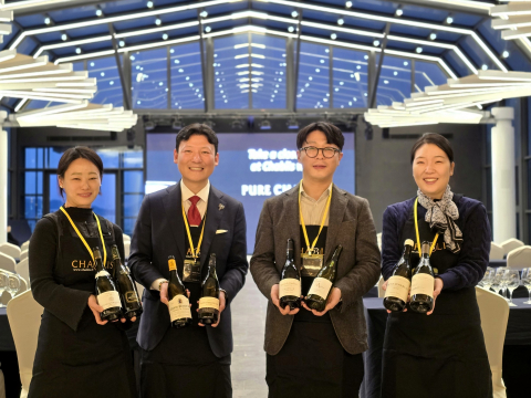 샤블리 와인 미니 테이스팅에 소개된 8종의 와인과 이를 소개한 4명의 소믈리에. 왼쪽부터 윤효정, 김주용, 이형택, 양윤주 소믈리에