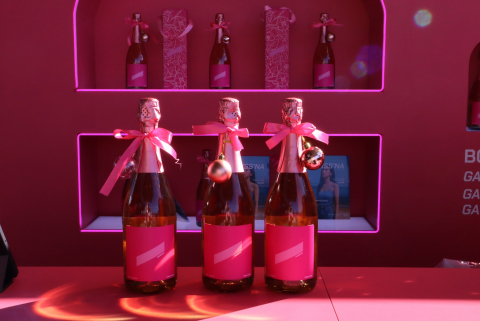 부산시 공식 로고 패턴이 들어간 GAHSS’NA Bubbly Rosé(가쓰나 와인)