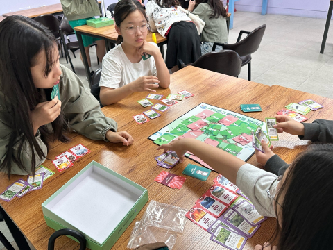 청소년들이 보드게임 ‘서대문구 에코마을방범대’를 즐기고 있다