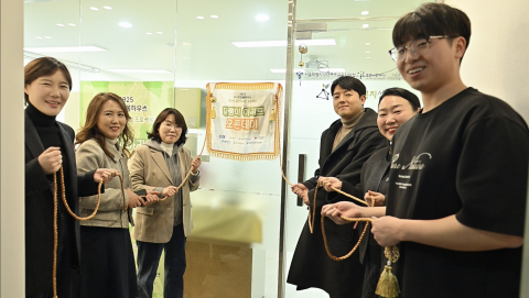 청소년이 직접 설계하고 완성한 ‘담쟁이 아지트’의 제막식. 왼쪽부터 서초교육복지센터 전아영 센터장, 강남서초교육지원청 김소영 수석장학사, 서초구청 복지정책과 김수경 과장, KCC 