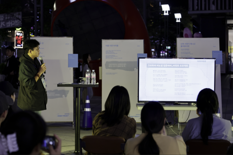 신촌 시(詩) 발표: 박준 작가가 참여자들의 시(詩)멘트 구절들을 엮어 만든 공동 창작 시 ‘그리하여 어느 날 신촌에서’를 낭독하는 모습