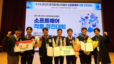 왼쪽부터 박건태 지도교사, 이도연 학생, 천강성 학생, 정성창 교장, 김현국 학생, 백재빈 학생, 예동희 지도교사