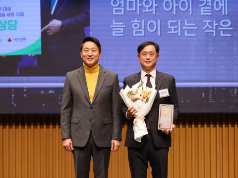 지난 2일 서울시청에서 열린 ‘제1회 서울 나눔-이음 기념식’에서 오세훈 서울시장과 한상훈 라이온코리아 대표가 기념사진을 촬영하고 있다