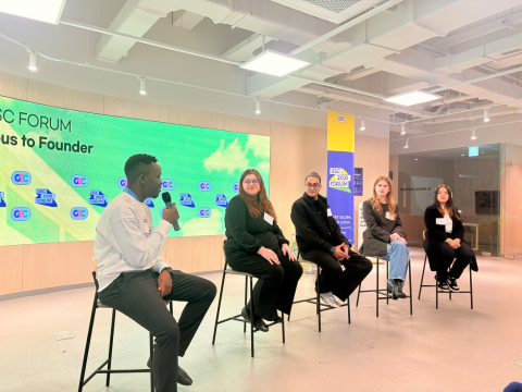 글로벌스타트업센터가 주관한 ‘GSC FORUM 2025’에서 Assist-me 앱서비스를 개발한 베냉 국적의 카시미르(29)가 외국인을 위한 취창업 컨설팅, 코칭서비스에 대해 설명