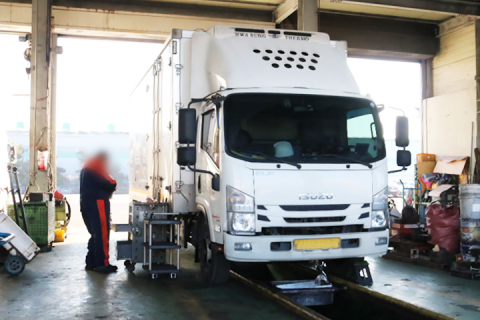 아이비오토테크 워크베이에서 이스즈 엘프 트럭이 정비를 받고 있다