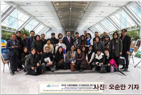 전시장을 방문한 엄태영 국회의원과 작가들