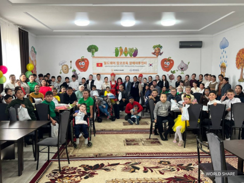 참석자들이 기념 촬영을 하고 있다