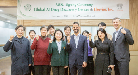 앞줄 왼쪽부터 이화여대 약학대학 류재상 부학장, 이화정 학장, 최선 글로벌 AI 신약개발 연구센터 소장, 모하메드 카멜 엘스비어 LifeScience 총괄대표, 진선희 한국담당, 